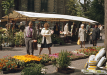 824428 Gezicht op de bloemenmarkt op het Janskerkhof te Utrecht.